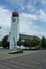 Kressbronn, die katholische Pfarrkirche  Maria Hilfe der Christen , die einschiffige Saalkirche mit dem markanten Turm wurde 1936-37 erbaut, Aug.2012