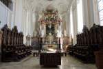 Munderkingen, der Chor der St.Dionysius-Kirche mit dem Chorgesthl und dem Vierzehn-Nothelfer-Altar, einem Meisterwerk sptgotischer Schnitzkunst, Aug.2012