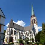 Schnau im Schwarzwald, die katholische Pfarrkirche Mari Himmelfahrt, der neugotische Bau wurde 1902-08 errichtet, besitzt mit 90m den hchsten Kirchturm im LK Lrrach, Aug.2013