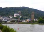 Oberwesel, Blick ber den Rhein auf die hoch ber der Stadt stehende Kirche St.Martin von 1350 und den Ochsenturm am Rheinufer, Teil der ehemaligen Stadtbefestigung, Sept.2014