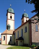 St.Mrgen, die Pfarr-und Wallfahrtskirche Mari Himmelfahrt, im Barockstil erbaut, 1725 eingeweiht, hier die Nordseite mit der Gnadenkapelle, Juli 2015