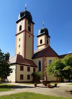St.Mrgen, Blick vom Innenhof des ehemaligen Klosters auf den Ostchor und die Doppeltrme der Pfarr-und Klosterkirche Mari Himmelfahrt, Juli 2016