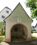 Niederrimsingen, die ehemalige lbergkapelle neben der St.Laurentiuskirche ist jetzt Gedenksttte fr die Opfer der Weltkriege, Mai 2017