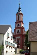 Merdingen, Blick durch die Kirchgasse zur Barockkirche St.Remigius, erbaut 1738-41, Mai 2017