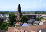 Mahlberg, Blick vom Schlo in die Rheinebene und zur Kirche St.Leopold, 1871-74 im neuromanischen Stil erbaut, Juli 2019