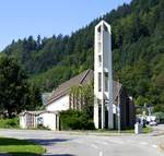 Waldkirch, die katholische Kirche St.Carolus, erbaut 1967, Aug.2019