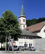 Zell i.W., Blick ber den Rathausplatz zur katholischen Stadtkirche, links der Fasnachtsbrunnen, Juli 2020