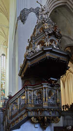 Die Renaissance-Kanzel von 1574 mit der Barock-Kanzeldeckel von 1723 in der Marienkirche in Rostock.