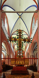 Das Triumphkreuz ist ein 15 Meter hohes Kruzifix, welches zum zwischen 1360 und 1370 entstandenen Kreuzaltares gehrt.