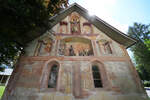 Die Nordseite die Seelenkapelle wurde mit Wandmalereien und Holzfiguren im Stile der Renaissance gestaltet.