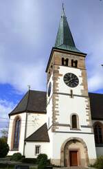 Bahlingen am Kaiserstuhl, die ev.Bergkirche mit Glockenturm und Chor, erbaut 1454, Okt.2022