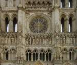 Amiens, Kathedrale Notre Dame, Teil der Westfassade mit Rose und Knigsgalerie, flankiert von Nord- und Sdturm.