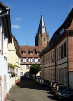 Weienburg (Wissembourg), Blick durch die Rue de la Montagne zur Abteikirche St.Peter und Paul, Sept.2015