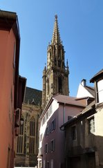 Thann, Blick aus einer Altstadtgasse zum 76m hohen Mnsterturm, 1594 fertiggestellt, Sept.2016