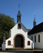 Neunkirch, die 1879 erbaute Nothelferkapelle, Westfassade mit Eingang, Sept.2016