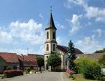 Algolsheim, Blick von der Hauptstrae zur protestantischen Kirche, Juni 2017