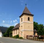 Algolsheim, Blick von der Hauptstrae zur Kirche St.Peter und Paul, Juni 2017