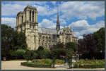 Blick vom Square Ren-Viviani auf die Kathedrale Notre Dame de Paris.