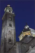 Campanile der Basilika Madonna di Tirano zur blauen Stunde.
