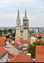 Zagreb (HR):  Blick vom Lotrčak-Turm auf die Kathedrale von Zagreb, deren Trme gerade saniert werden.