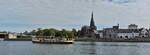 Blick vom Bootsanleger ber die Maas auf den Stadtteil Wyck in Maastricht, mit der St.