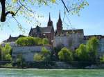 Basel, Blick ber den Rhein zum Mnster, dem Wahrzeichen der Stadt, erbaut zwischen 1019 und 1500, April 2015