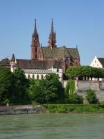 Basel, Blick ber den Rhein zum Mnster, dem Wahrzeichen der Stadt, im romanisch-gotischen Stil erbaut von 1019-1500, Mai 2015