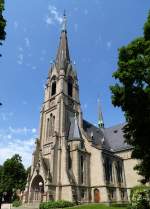 Basel, die evangelisch-reformierte St.Matthus-Kirche im Stadtteil Kleinbasel, 1893-95 im neugotischen Stil erbaut, besitzt mit 80m den hchsten Kirchturm in Basel, Mai 2015