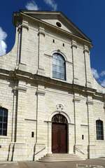 Delsberg, Westfassade und Haupteingang zur Kirche St.Marcel, erbaut 1762-67, dokumentiert den bergang vom Barock zum Klassizismus, Mai 2017