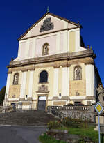 Giebelseite der Kirche des heiligen Nikolaus, Mikulasovice (Nixdorf im Schluckenauer Zipfel); auffllig sind zwei groe Sonnenuhren; 17.10.2022  