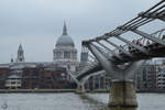 Blick auf die Millennium Bridge und die Kuppel der St.-Pauls-Kathedrale in London.