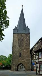 Wernigerode, der 41m hohe Westerntorturm, stadtauswrts gesehen, stammt aus der Zeit um 1250 und war Teil der Stadtmauer, Mai 2012 
