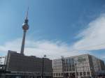 Der Berliner Fernsehturm (368 m hoch) gesehen vom Alexanderplatz am 4.5.13