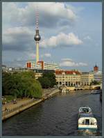 Der 1965 bis 1969 am Alexanderplatz errichtete Fernsehturm ist ein weithin sichbares Wahrzeichen Berlins.