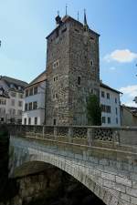 Brugg im Kanton Argau, der Schwarze Turm an der Aarebrcke, war einst Teil der Stadtbefestigung, Mai 2011