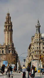 Die von zwei historischen Trmen  umrahmte  Via Laietana in Barcelona.