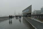 Hamburg am 16.1.2022: trbes Wetter mit leichtem ganztgigen Sprhregen, relativ viele Menschen trotzen dem Wetter, Jan-Fedder-Promenade (Hochwasserschutzanlage) Richtung