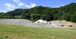 Freiburg-Gnterstal, nahe des Ortes entsteht ein Hochwasserrckhaltebecken, der Staudamm wird 13,5m hoch und 280m lang, Juni 2022