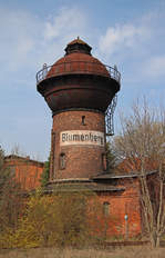 Wasserturm, der Bauart Klnne, im Bahnhof der Gemeinde Blumenberg (Wanzleben) im April 2017.