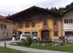 Natrlich wrde es ohne Auto und Mlltonne noch reizvoller aussehen, das Haus mit der wunderschnen Lftelmalerei, die im Werdenfelser Land und in Tirol sehr verbreitet ist.
