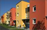 Wohnen in der Reihe: die Farbe bringt den Unterschied, Reihenhaus-Neubauten in Ostfildern-Scharnhauser Park.