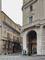 Es wird getanzt vor dem 1573 erbauten und aufgrund der bermig mchtig modellierten Figuren an der Fassade  Palast der starken Mnner  (Casa degli Omenoni) genannten