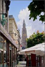Der Nordturm der Liebfrauenkathedrale in Antwerpen ragt wie ein Finger in den Himmel.