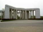 Bastogne, Mardasson Memorial, errichtet 1950 in der Form eine Pentagramm, die 50 Bundesstaaten der USA sind am oberen Rand eingraviert, entlang der Auenseite sind die Wappen der an der