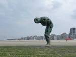 Die Figur  Tomorrow man, made by the sea  am 20.07.22 am Strand von Knokke-Heist, an der belgischen Kste.