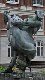 Die Statue  Kampf gegen die See  vor dem Gebude der Kommunalverwaltung im dnischen Aalborg.