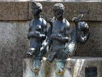 Die zwei Bronzefiguren  Nix und Nixe  an der im 16.
