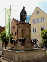 Wolframs-Eschenbach in Mittelfranken, hier steht der 1860 errichtete Brunnen mit Statue fr den bedeutsamsten deutschen Dichter des Mittelalters Wolfram von Eschenbach, berhmt durch das Epos