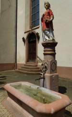 Kenzingen, der 1892 aufgestellte Brunnen vor der ehemaligen Klosterkirche, Juni 2013
