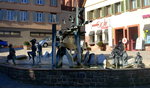 Weil der Stadt, der Narrenbrunnen am Speidelsberg in der Altstadt, errichtet 1986 vom Kunstschmid G.Lngerer, Okt.2010
